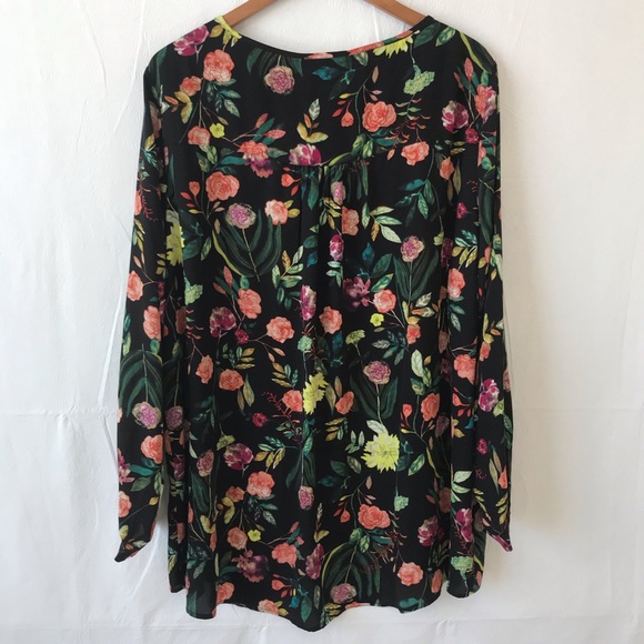 Chelsea & Theodore Black Painterly Floral Top - Picture 8 of 12